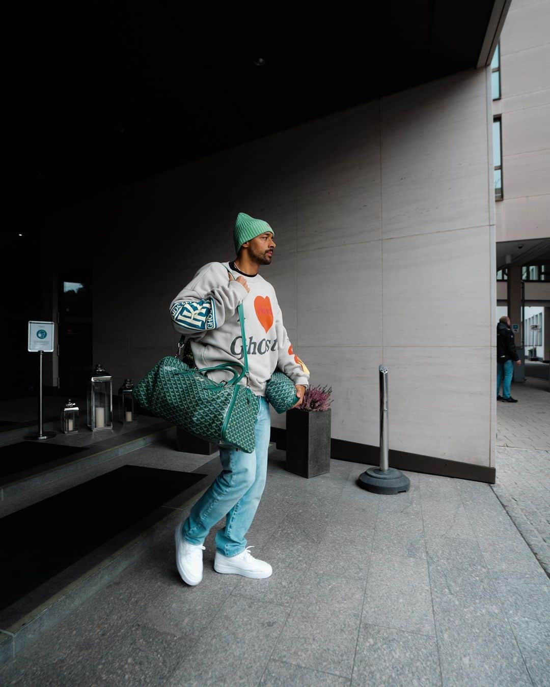 カリム・ベララビのインスタグラム：「freeee timee ✌🏾」