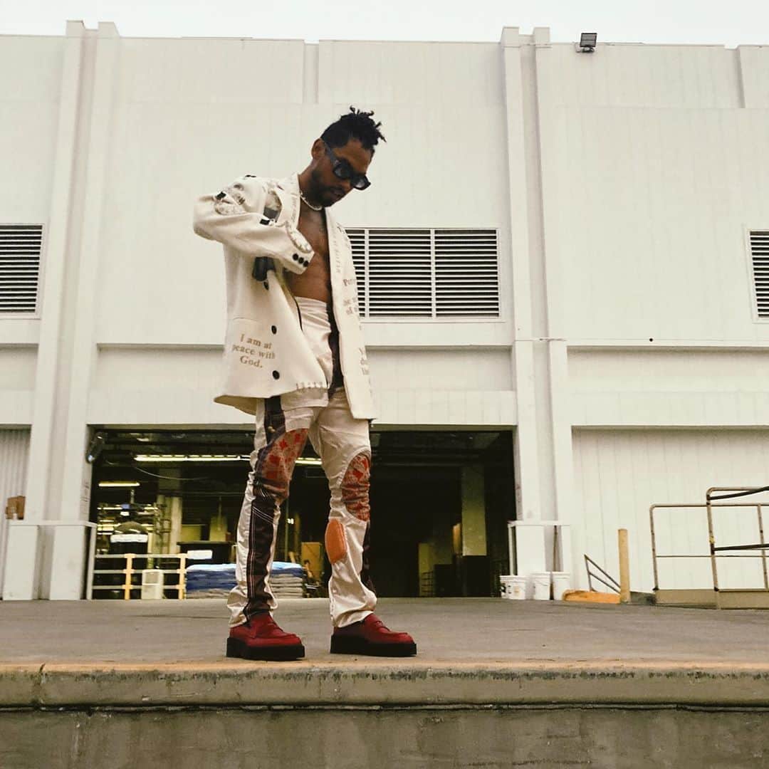 ミゲルのインスタグラム：「Met a young talented designer by the name of @despierrot.co a few weeks back. Haitian decent. Self taught and each piece is hand made. Thanks for the pieces brother! Can’t wait to build. Big shout to @lauren.matos for styling and putting me on 🙏🏾 And if you haven’t seen Funeral click the link in my bio already 🖤」