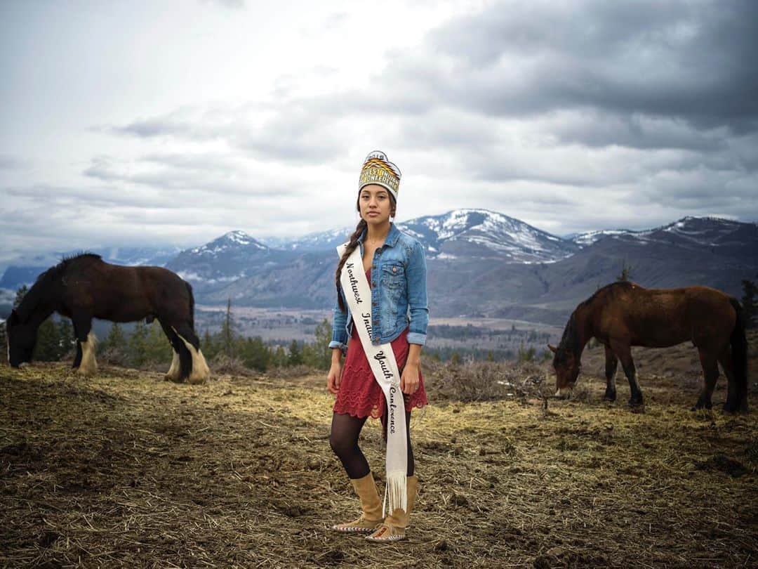 ELLE Magazineさんのインスタグラム写真 - (ELLE MagazineInstagram)「Indigenous photographer @MatikaWilbur is on an eight-year-long journey with @project_562 to photograph every federally recognized Native American tribe. She's captured thousands of portraits from over 400 tribal nations so far with the goal of challenging stereotypes. “I look for ways to build curricula for Native America,” Wilbur tells ELLE. “What does Native America look like in different parts of the country? And how can that story be shared with young, native peoples so they can learn about themselves? Because, we experience the same curricula as everybody else, and that really does a disservice to our youth.” In honor of #IndigenousPeoplesDay, head to the link in bio to see Wilbur's portfolio.」10月13日 3時01分 - elleusa
