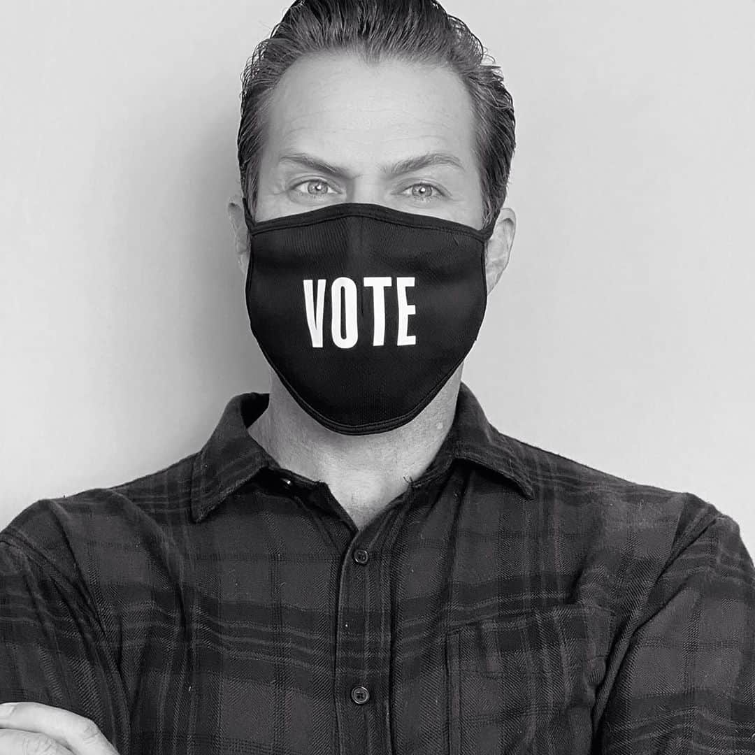 ジェイソン・ルイスのインスタグラム：「Join the movement and visit @WhenWeAllVote to learn how to get registered and ready to vote by making YOUR voting plan.  Help us support #whenweallvote’s mission with your own VOTE face mask from @Bloomingdales which donates a portion of the proceeds to the cause.  We’ll see you at the polls!」