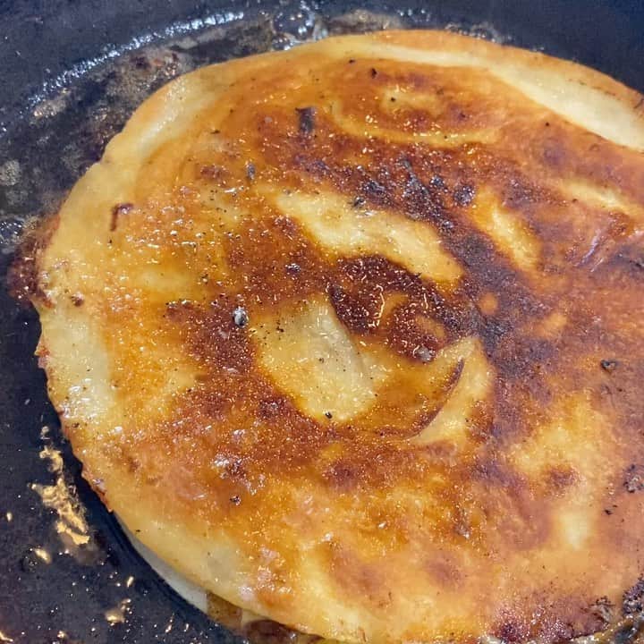 ケリスのインスタグラム：「Oxtail should be eaten the first day in all its original glory . With rice and maybe some cabbage . But day 2 ... day 2 we can go anywhere ! How about an oxtail quesadilla or grilled cheese ??? This weeks GOLD MINE BOX IS LIVE ON BOUNTYANDFULL.COM now guys . I am sending out this addictive oxtail recipe along with some other goodies this week . Order quickly before we are all sold out !」