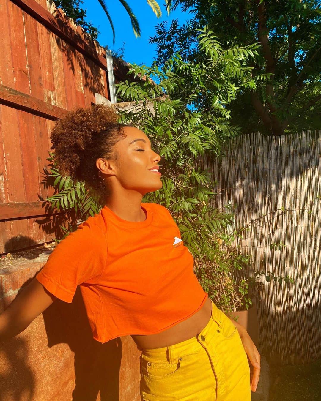 メイジー・リチャードソン・セラーズのインスタグラム：「HELLO @iamclayofficial LIMITED EDITION MERCH! 100% of proceeds go to the black women led @theequityalliance, a non-profit organization that “seeks to equip citizens with tools and strategies to engage in the civic process and empower them to take action on issues affecting their daily lives. EA believe in using our voting power as a weapon in the fight for social and economic justice.”   Go to iamclayofficial.com to purchase! Do some good, and look flyy whilst doing it 🍊✊🏾   (ps I cut the t-shirt into crop, comes full length)」