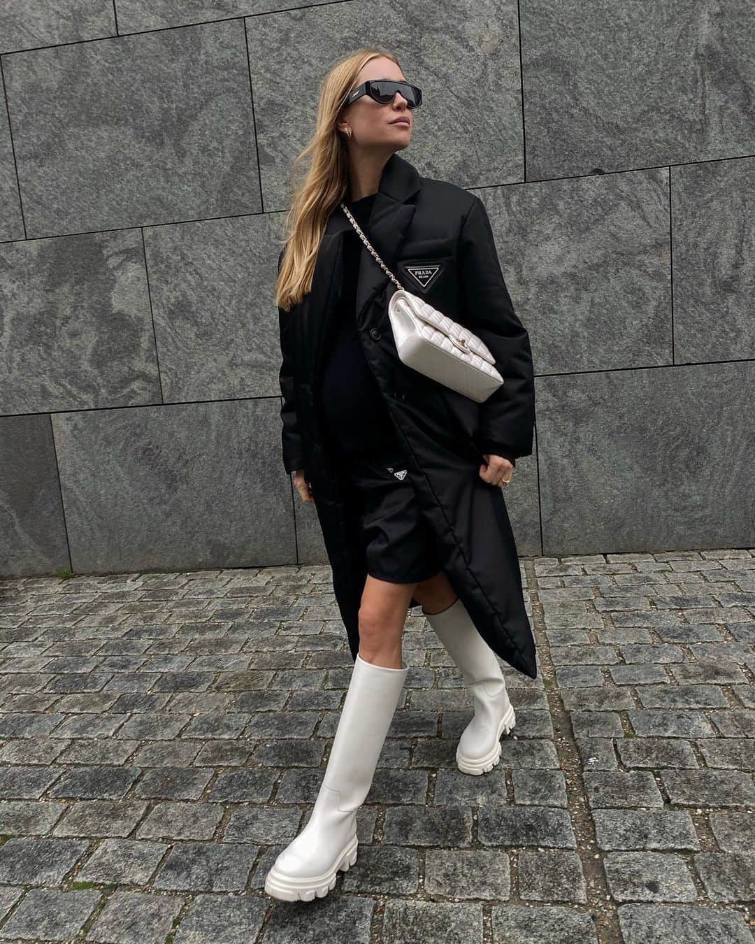 ペニーレ・タイスベックのインスタグラム：「Finally coat season🖤」