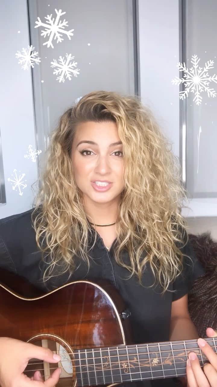 トーライ・ケリーのインスタグラム：「too soon? 👀🎄🛷🙈」