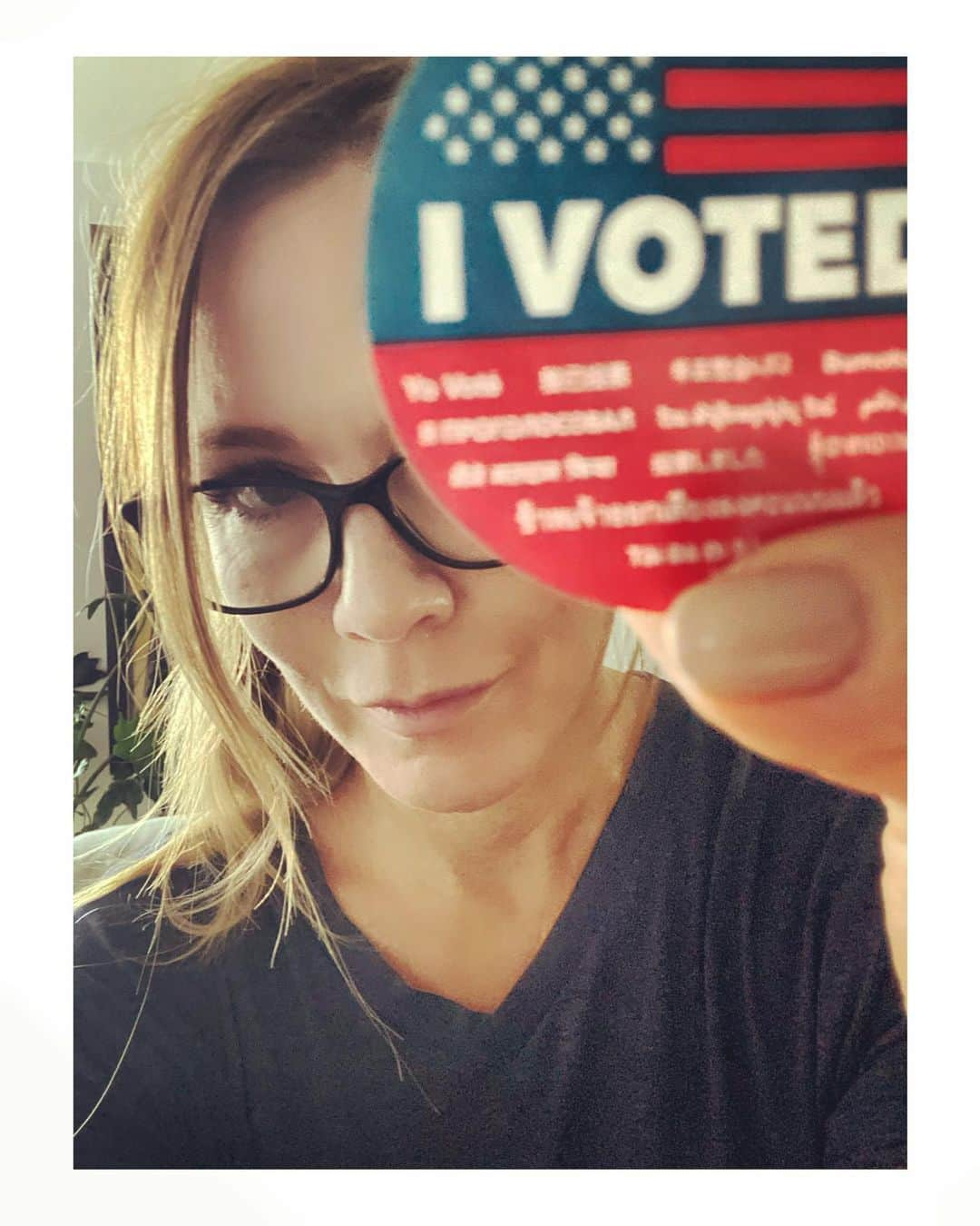 ジェニー・ガースさんのインスタグラム写真 - (ジェニー・ガースInstagram)「23 days left to get ballots in! 🗳 Listen, i don’t care who you vote for...that’s your business, and i have respect for all perspectives. I just want all of our voices to be heard and accounted for🤓 So get it done! #vote #whenweallvote #rockthevote #2020 #freedom #america #usa」10月13日 3時24分 - jenniegarth