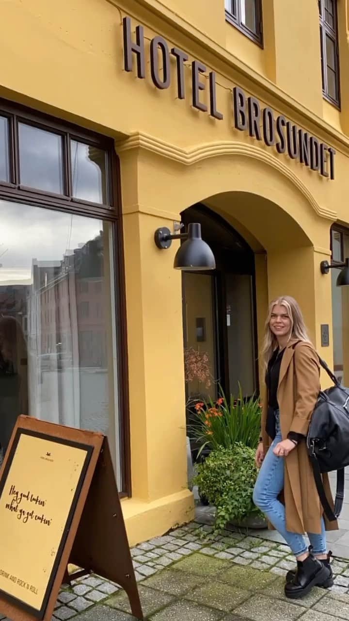 Inger-Lise Lillerovdeのインスタグラム：「annonse| Kortreist ferie 👌🏼 Ser tilbake på helgen med et stort smil om munnen 😃 I desse corona dager må man benytte seg av de mulighetene en har.. Og for oss ble det et døgn i Ålesund. Vi hadde gleden av å bo på nydelige @hotelbrosundet . Og dette er en opplevelse i seg selv -et hotell med en fantastisk atmosfære, meget hyggelig personell og et interiør med sjel 🙌🏼 En kombinasjon av nytt og gammelt, krydret med flott design! Jeg elsker å bo akkurat her -og gleder meg allerede til neste gang. Fikk med oss @latteroslo turne, god mat og drikke -med fine folk. Ellers var vi også veldig heldige med været, så vi fikk oppleve den fine byen i solskinn! Som resulterte i en tur til Fjellstua lørdagen. Deilig med litt «voksen-tid» 👌🏼 Har du brukt nærområdet ditt til litt avkobling, eller holder du deg hjemme? __________________________________ #ålesund #aalesund #visitaalesund #kortreistferie #sunnmøre #visitnorway #visitsunnmøre #visitålesund #hotelbrosundet #stråleby #ingerliselilletravels #insp #interiorforinspo #travel #travels #reise #reisetips #hotelinspo #hotell #hotels #interiør #interiors #interiordesign」