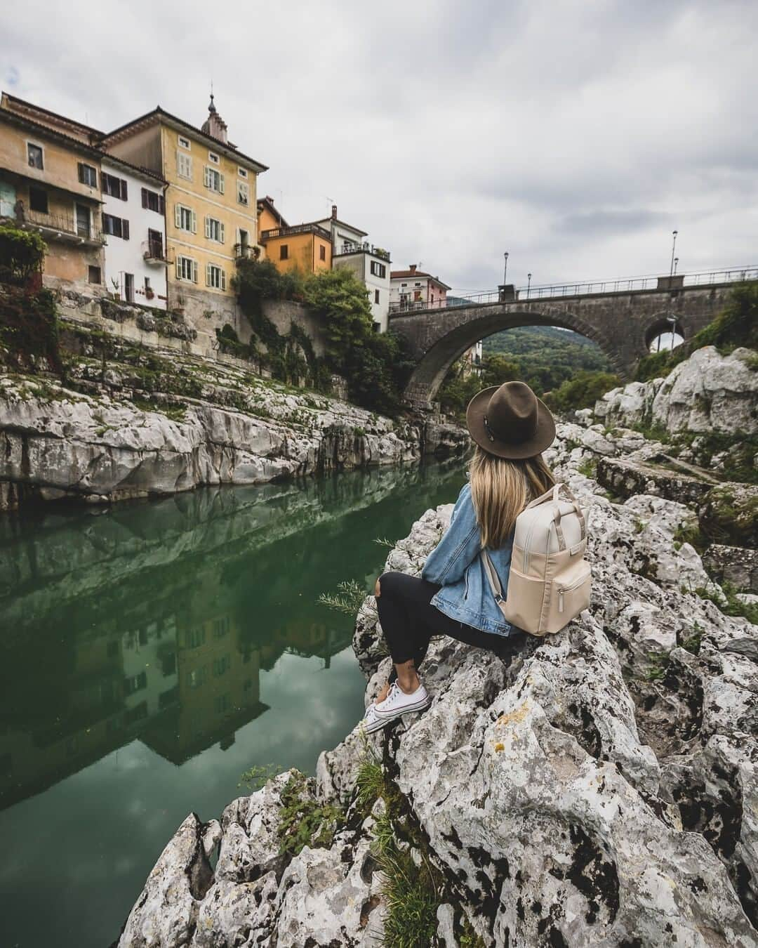 Kapten & Sonさんのインスタグラム写真 - (Kapten & SonInstagram)「'Getting lost isn't a waste of time.' 🏞️ @bettina___h on tour with our backpack Bergen "Sandstone". 🙌🏻 Have a great start into the week, Kaptens! #bekapten #kaptenandson⁠ .⁠ .⁠ .⁠ #backpack #travel #traveling #adventure #adventures #backpacktrips #takemethere #explore #slovenia」10月13日 3時30分 - kaptenandson