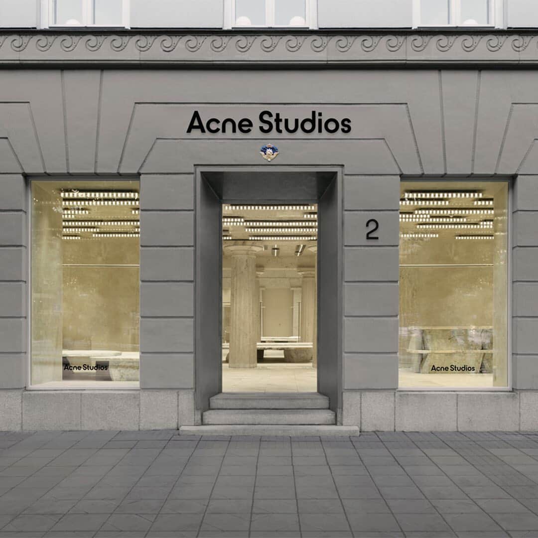 HYPEBEASTさんのインスタグラム写真 - (HYPEBEASTInstagram)「@hypebeaststyle: @acnestudios' newest flagship store has taken residence in the former "Stockholm Syndrome" Bank offering plenty of historical nuances alongside the label's minimalistic aesthetic. Inside you’ll find a marble structure that dominates the space, designed by Arquitectura-G. The walls are painted in the same color as the marble, while new marble columns were constructed to frame areas such as the changing rooms. The British furniture designer Max Lamb was enlisted to create five oversized marble tables, as well as cantilevered shelves of fine marble that float from the walls. Take a look inside Acne Studios’ new Norrmalmstorg flagship above.⁠⠀ Photo: Acne Studios」10月13日 3時36分 - hypebeast