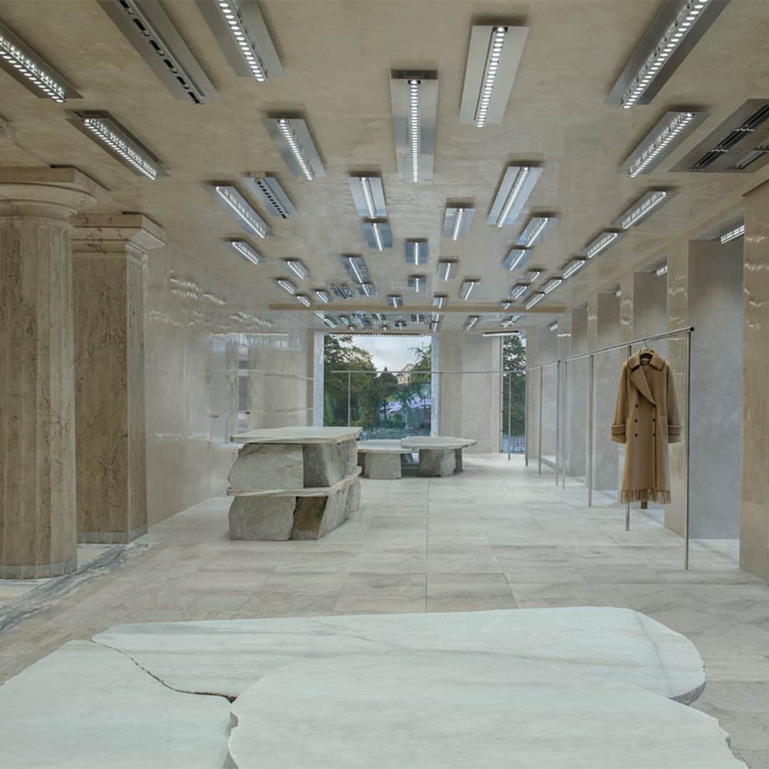HYPEBEASTさんのインスタグラム写真 - (HYPEBEASTInstagram)「@hypebeaststyle: @acnestudios' newest flagship store has taken residence in the former "Stockholm Syndrome" Bank offering plenty of historical nuances alongside the label's minimalistic aesthetic. Inside you’ll find a marble structure that dominates the space, designed by Arquitectura-G. The walls are painted in the same color as the marble, while new marble columns were constructed to frame areas such as the changing rooms. The British furniture designer Max Lamb was enlisted to create five oversized marble tables, as well as cantilevered shelves of fine marble that float from the walls. Take a look inside Acne Studios’ new Norrmalmstorg flagship above.⁠⠀ Photo: Acne Studios」10月13日 3時36分 - hypebeast