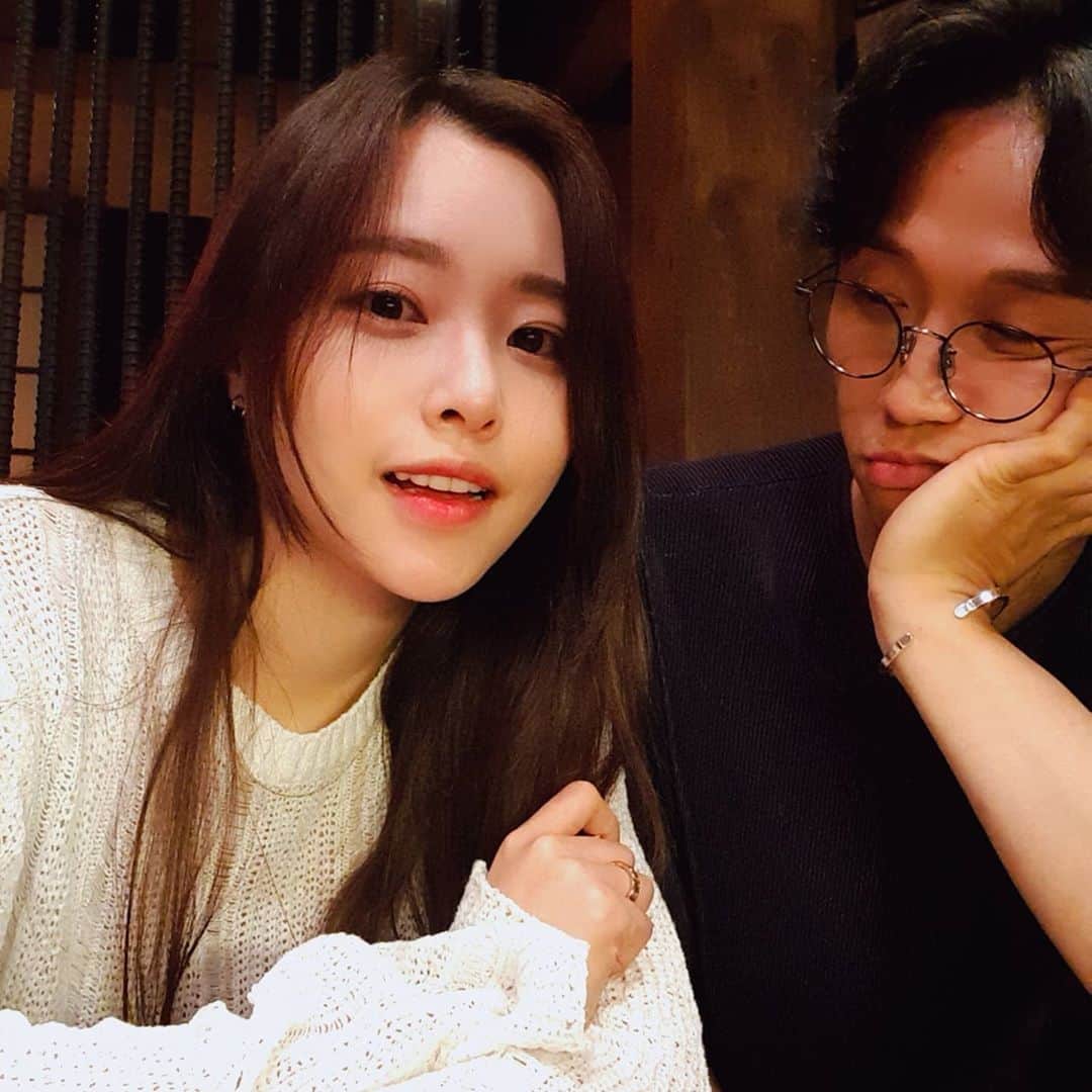 パク・ソングァンのインスタグラム：「## 오늘따라 자러가는 뒷모습이 유독 고단해보이네 특히나 힘든 월요일이였는지..  남편은 잠이 안와서 옛 사진보고 있네요  항상 고맙고 미안하고 또 사랑해. 내일 이른 새벽 출근길은 기분좋고 행복하길💕 오래오래 서로 잔소리하면서 아프지말고 씩씩하게 건강히 삽시다 ❤」