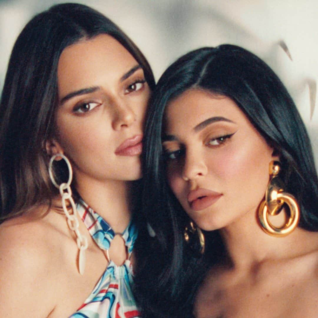 KENDALL + KYLIEさんのインスタグラム写真 - (KENDALL + KYLIEInstagram)「We can’t wait to show you what we’ve been working on for Fall 🖤 To be the first to know when the new KENDALL + KYLIE x @amazonthedrop exclusive collection will launch, sign up for SMS notifications from The Drop through the link in our bio #kendallandkyliexthedrop」10月13日 3時46分 - kendallandkylie