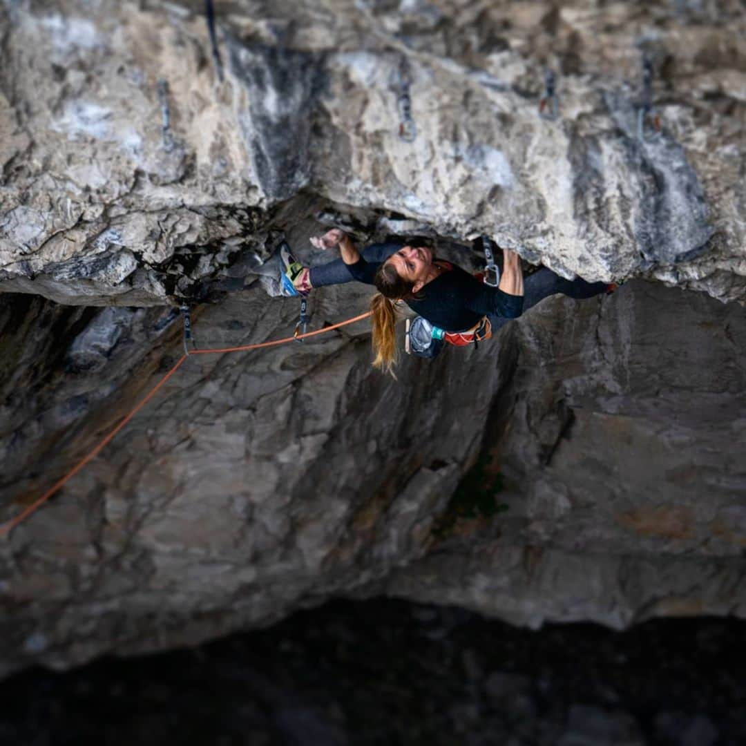 ミナ・マルコヴィッチのインスタグラム：「Back home from my 2nd short trip to Arco.   On a previous trip I fell in love with one of the 'classic' lines in Massone. I knew immediately, I want to come back for it.   I believe everything beside a bit of 'luck' was on my side this time. (swipe left on for 4th picture 🔉).  Did I fail, did I lose? No.   I am extremely happy, I have given it a try. To let myself, my passion to drive me back in Arco. I am calm and in peace with myself as believing, even without  sending it, I have been ridiculously close on more than 3 tries. I believe I gave it all and I have fought even against nature (⛈) and 'destiny' of broken holds and foot slips. ...   Thank you for all good energy, company and support  @taticaloi, @cesar_grosso, @69.nemo, @alessandro.corradini.73307, @cody_roth and all others! 🙏🥰💫  Foto: @tatticaloi  #foryourmountain #weareclimbers #endlessmotivation #purepassion #outdoorlife #outdoorclimbing #outdoorcomunity #climbing_is_my_passion #climbing_is_my_life #nevergiveup #onlywayisup #rockclimbing #arco #arcomassone #arcolife #pueblo #pubelolife #rockclimbing #goodvibesonly #mindfreedom #project #willbeback  @Lasportivagram @postanivojak @climbskinspain @plusclimbing  @miiinam_psychology」