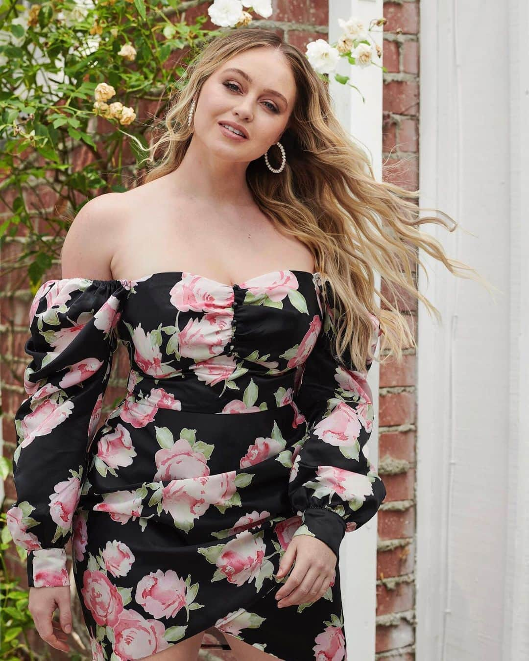 イスクラ・ローレンスさんのインスタグラム写真 - (イスクラ・ローレンスInstagram)「🌹If you were a flower I’d still pick you🌹   Unretouched and wearing @sheincurve (dress:1445438). hit the link in bio and use my code “ISKRA” for 15% off the entire @sheinofficial site!  #SHEINpartner #SHEIN12years #ISKRAxSHEIN」10月13日 3時58分 - iskra