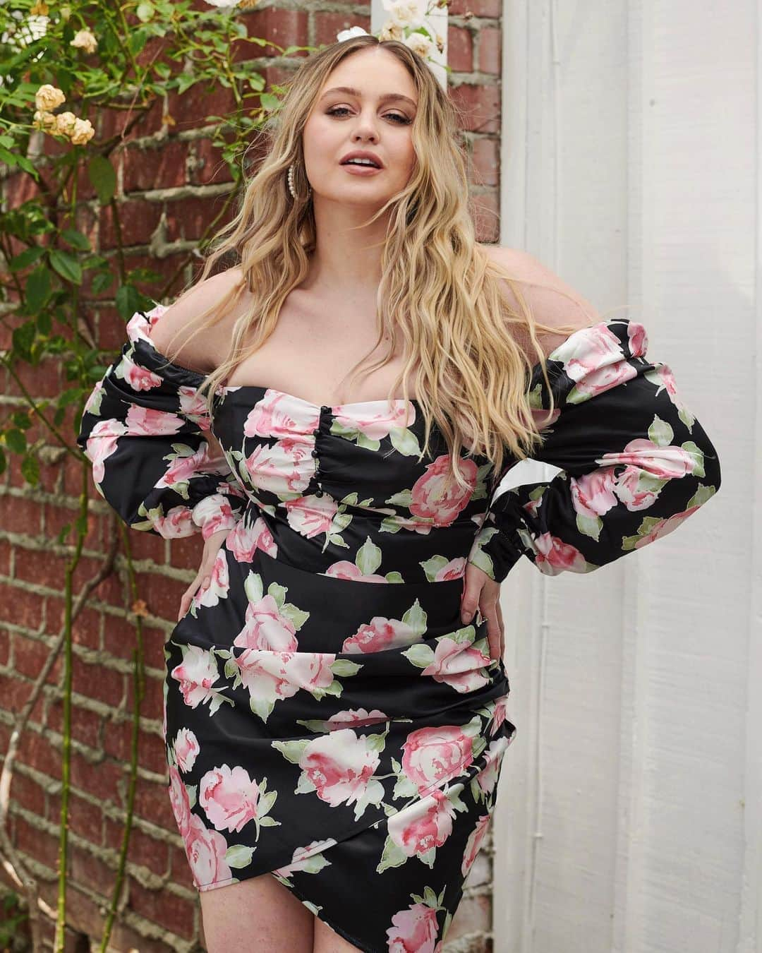 イスクラ・ローレンスさんのインスタグラム写真 - (イスクラ・ローレンスInstagram)「🌹If you were a flower I’d still pick you🌹   Unretouched and wearing @sheincurve (dress:1445438). hit the link in bio and use my code “ISKRA” for 15% off the entire @sheinofficial site!  #SHEINpartner #SHEIN12years #ISKRAxSHEIN」10月13日 3時58分 - iskra