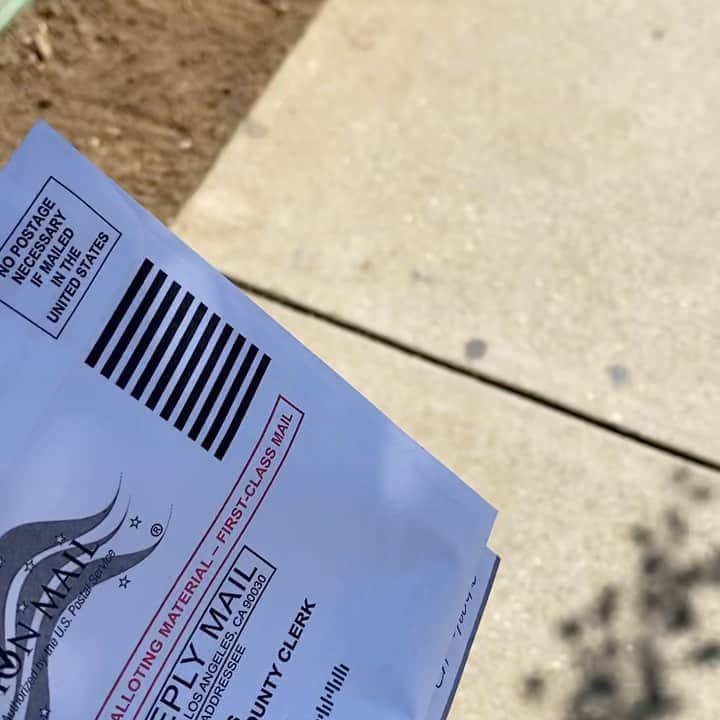 のインスタグラム：「Just taking a walk. Best walk ever. #VOTE.」