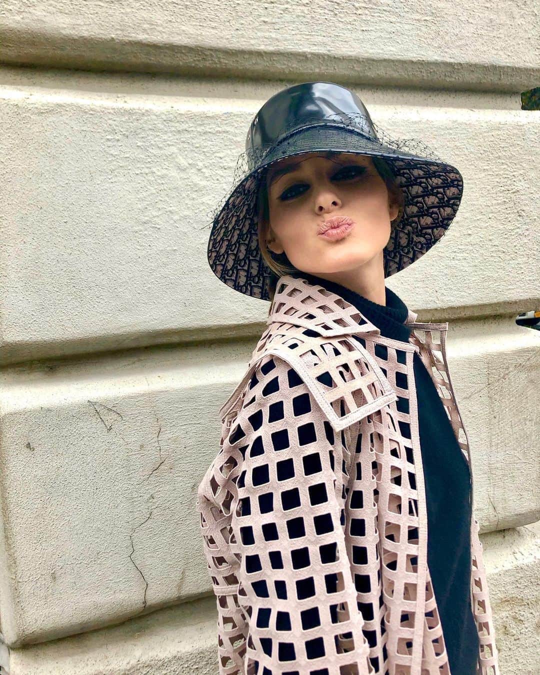 オリヴィア・パレルモのインスタグラム：「Moody Monday mode ☁️😘」