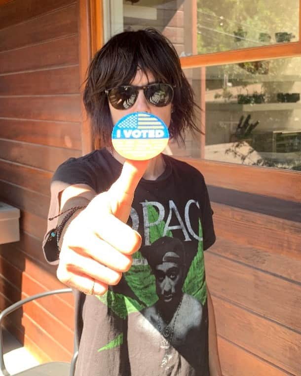 キャサリン・メーニッヒのインスタグラム：「Never voted so hard in my life #VOTE ✌🏻」