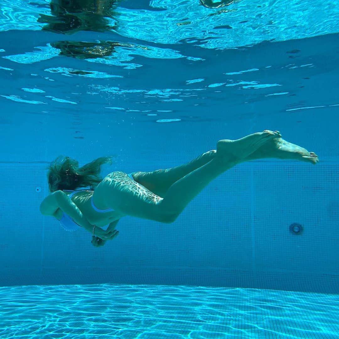 ニコラ・ペルツさんのインスタグラム写真 - (ニコラ・ペルツInstagram)「swimming is not my strong suit」10月13日 4時22分 - nicolaannepeltzbeckham
