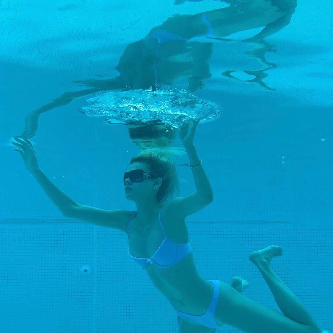 ニコラ・ペルツのインスタグラム：「swimming is not my strong suit」