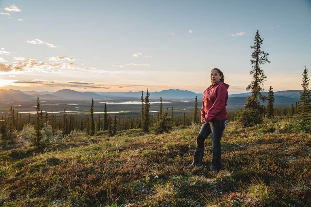 patagoniaさんのインスタグラム写真 - (patagoniaInstagram)「“I'm not an activist, I’m not an environmentalist. I’m just trying to protect my children’s birthright."—Bernadette Demientieff of @OurArcticRefuge. The Gwich'in call the coastal plain of the Arctic National Wildlife Refuge “Iizhik Gwats'an Gwandaii Goodlit” (The Sacred Place Where Life Begins). Demientieff and other Gwich'in citizens are working to protect this land from development and oil drilling. Drilling will destroy intact wilderness and violate the human rights of the Gwich’in, who rely on this sacred place to sustain their culture and way of life. The Gwich’in are fighting to protect their future, but they can’t win this battle alone. #ProtectTheArctic #StandWithTheGwichin #IndigenousPeoplesDay ⁠」10月13日 4時31分 - patagonia