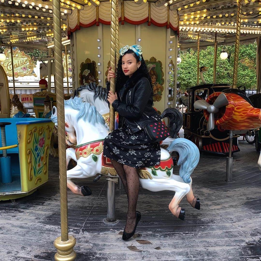 ティファニー・キャデラックのインスタグラム：「🎪 Life is like a merry go round  You betta hang on tight🎠✨」