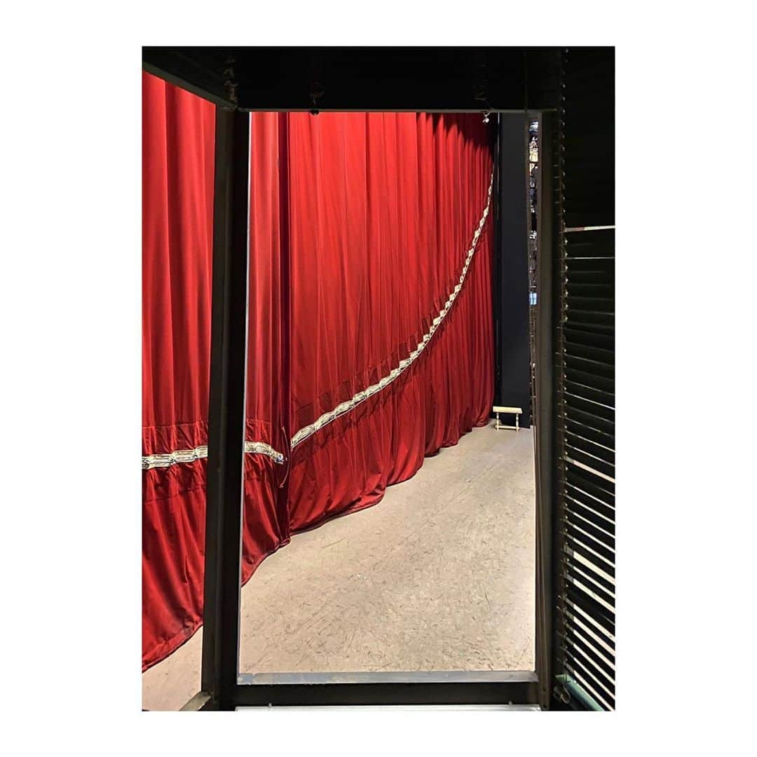 ローラ・ベイリーさんのインスタグラム写真 - (ローラ・ベイリーInstagram)「Backstage at The Royal Ballet @royaloperahouse some time last year. Waiting,  awestruck,  with my daughter for @frankiegoestohayward 💫 Nothing compares to the energy and  verve of live performance. Art & culture enrich our collective imagination ~ the stories that make us who we are & inspire our dreams.  In these tough times, we must all fight for the artists, the actors, all kinds of  orchestras, the community centres, the independent theatres, our iconic institutions.  Retrain? No ~ support, invest, believe, create. 💛 #savethearts」10月13日 4時58分 - laurabaileylondon