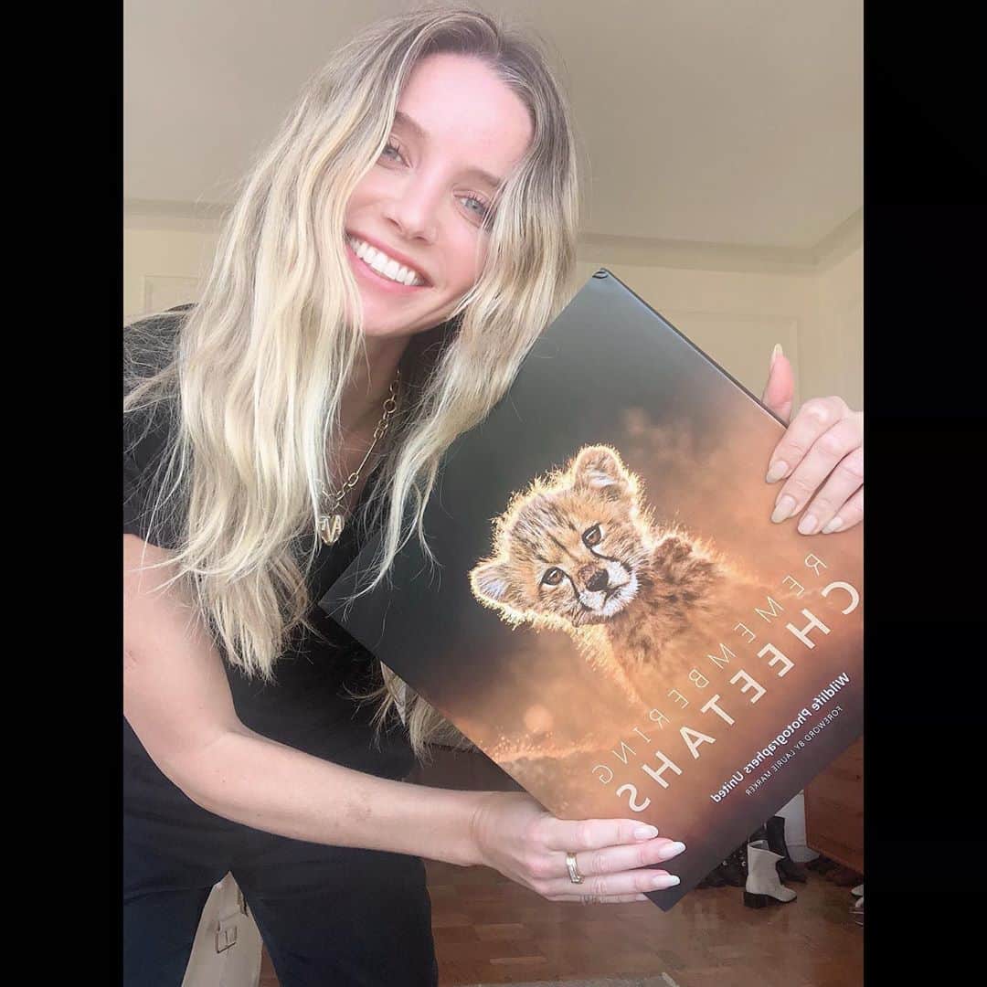 アナベル・ウォーリスのインスタグラム：「With less than 7,100 cheetahs left in the wild, this beautiful cat is racing towards extinction. If you’d like to help save them, you can order this lovely book “Remembering Cheetahs”at www.rememberingwildlife.com #rememberingcheetahs #rememberingwildlifeday #rememberingwildlife  ALL PROFITS GO TOWARDS HELPING THE CHEETAHS!! 🐆🌍💫@RememberingWildlife has all the info」