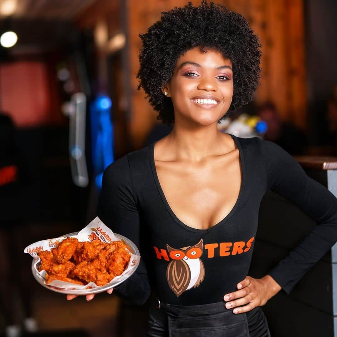 Hootersさんのインスタグラム写真 - (HootersInstagram)「Wings with a side of smiles 🍗」10月13日 5時00分 - hooters