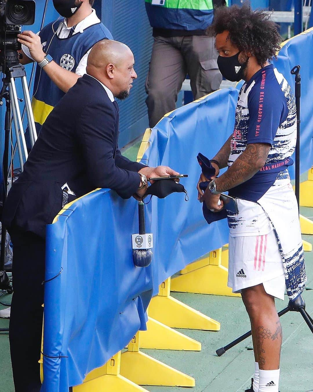 LFPさんのインスタグラム写真 - (LFPInstagram)「Legends meeting! 🇧🇷🌟🇧🇷  Reunión de leyendas... 🇧🇷🌟🇧🇷  #RobertoCarlos #Marcelo #RealMadrid #LaLigaSantander #LaLiga #YouHaveToLiveIt #HayQueVivirla」10月13日 5時01分 - laliga