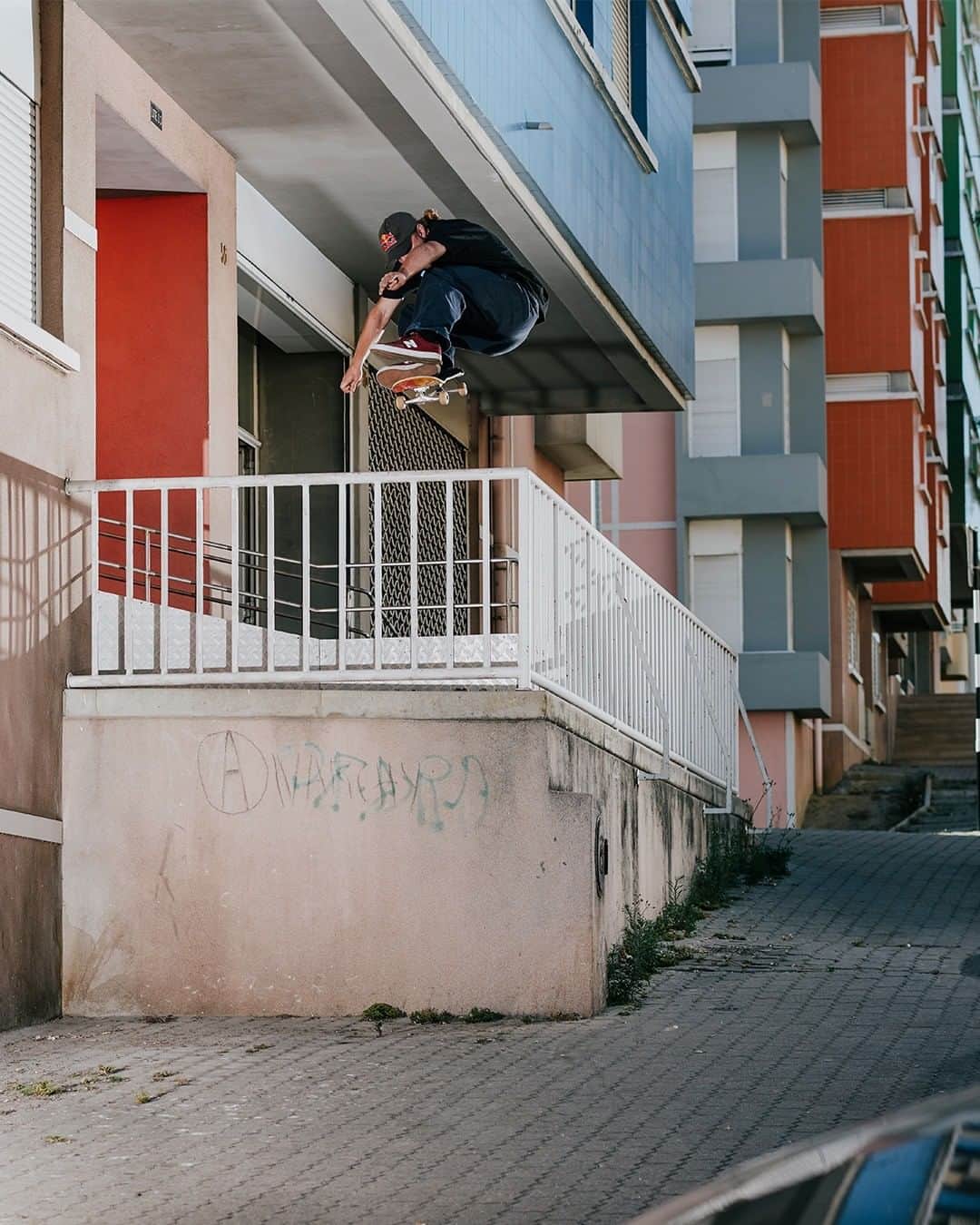 レッドブルのインスタグラム：「the catch on this @jamie_foy kickflip deserves a second look 👀   check out unseen clips from Jamie's YOU GOOD raw edit! link in bio @redbullskate #skateboarding #skate #kickflip #redbull #givesyouwings」