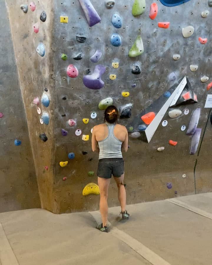 アレックス・パッチシオのインスタグラム：「Making up some climbs.  Nice little hour of power yesterday with @robinoleary and others! 😄 . @scarpana @organicclimbing @frictionlabs @evn_cbd」