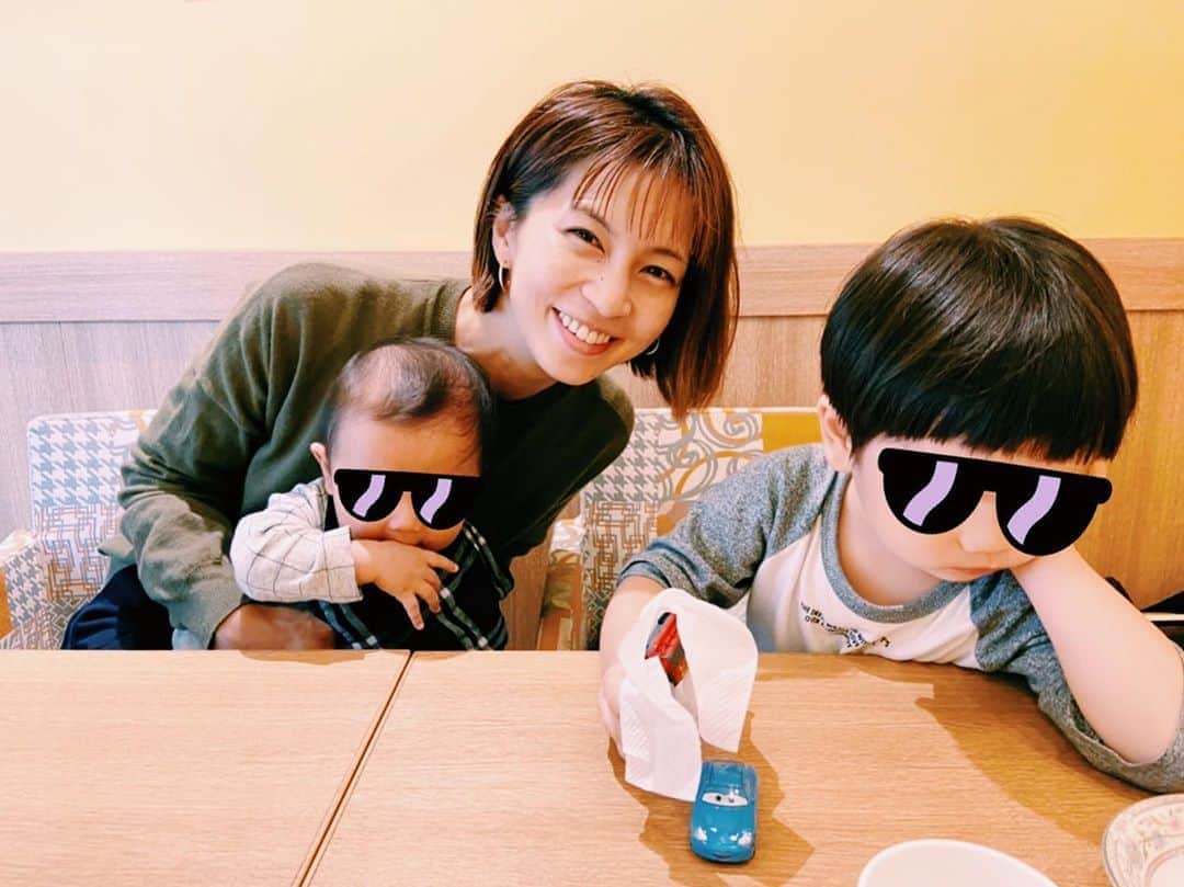 安田美沙子さんのインスタグラム写真 - (安田美沙子Instagram)「今日は暖かい、秋晴れ🍁 この前家族でご飯行った時のこと。 怒られてめっちゃ不機嫌な兄。 最近、いじけたり、すねたりが増えました。一生懸命怒ってる顔するから可愛くて、こちらが笑いそうになっちゃう。笑 . . . #boys #brothers #love #ぷんぷん中　#スネ夫 #cars #マックィーン  #サリー　#lunch #注文は2人前がいい塩梅 #スッピンで失礼します」10月13日 10時32分 - yasuda_misako