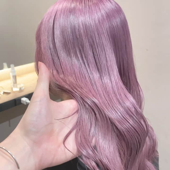 Beleza_official_instagramのインスタグラム：「ハイブリーチで作るサラサラ艶々ハイトーンピンク♡ . ブリーチは誰に任せるかで仕上がりがまったく違います。 .  絶対に失敗したくない方は是非指名予約をおすすめします！！ . 僕だけのオリジナルレシピとマル秘テクニックで艶々サラサラハイトーンにします！！」