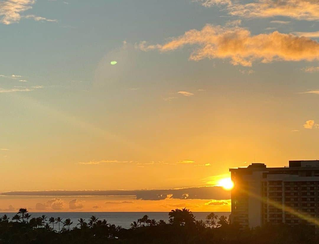 和央ようかさんのインスタグラム写真 - (和央ようかInstagram)「Beautiful sunset dinner @quiora_waikiki 😊👍😘Yammy 😘  サンセットディナー😊綺麗な夕陽に会えました🙏夕陽ふ最高、お料理も最高👍な夜でした。サンセットタイムが早くなってきてるね、日本も、かなり陽が短い？ Have a happy day 😊  #takakoworldstylin🌎 #lifestyle #hawaii #sunset  @frank.wildhorn #yokawao #和央ようか」10月13日 5時09分 - yokawao0215