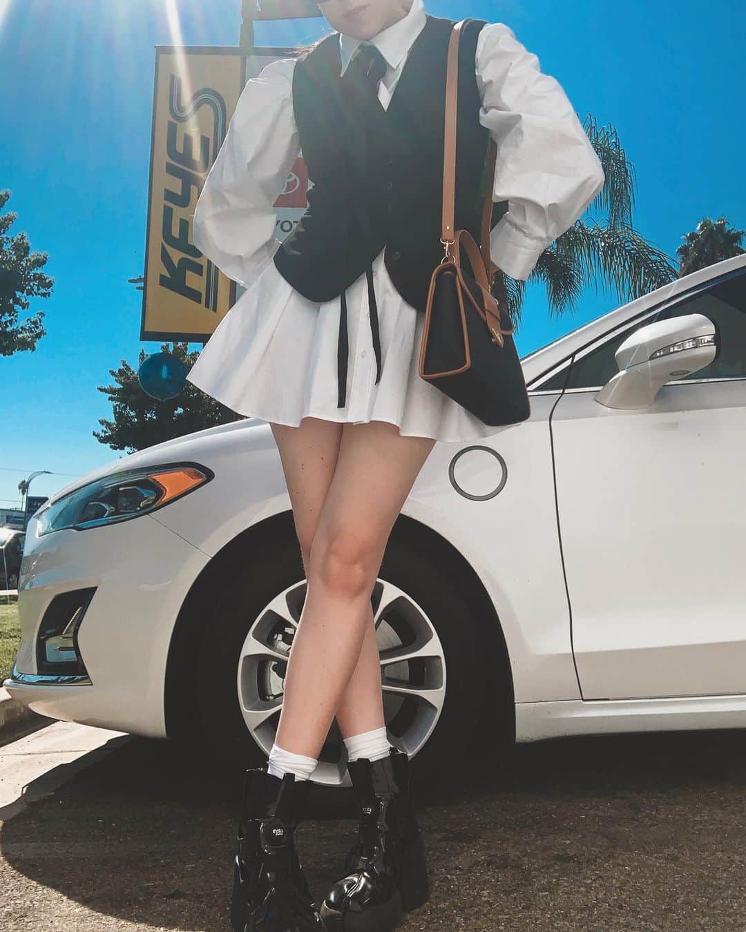 アリー・エックスのインスタグラム：「Perpetually serving. Serving in perpetuity. Even while car is being serviced. Hbu?」