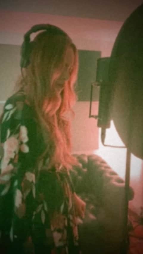 エリザベス・ギリースのインスタグラム：「Another @jonimitchell favorite.」