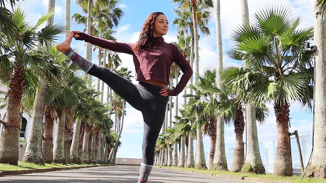 のインスタグラム：「一本足のポーズ ウッティタ ハスタ パーダングシュターサナ  Extended Hand to Toe Pose 【効果】 冷え、むくみ解消 リフレッシュ 脚・お尻の引き締め  食べ物と一緒で  お肌を綺麗にする為 目の疲れを取る為に 人参🥕ほうれん草🥬を食べたり(ビタミンA)  疲労回復や代謝・免疫力を高める為にビタミンB1🐷を取ったり🙏  するように  1日1ポーズでもいい  日常を快適に 人をイキイキと 今日のエネルギーに やりたいことへの準備に その日の癒しに繋がってほしい  🌈今日も素敵な一日を🌴  Yoga ware: @prana_jp   #yoga #prana #pranajapan #sustainable #supyoga   #好きな食べ物 を選ぶように　 好きな　#ポーズ　を見つけよう 　#食べる　ように　#味わう」