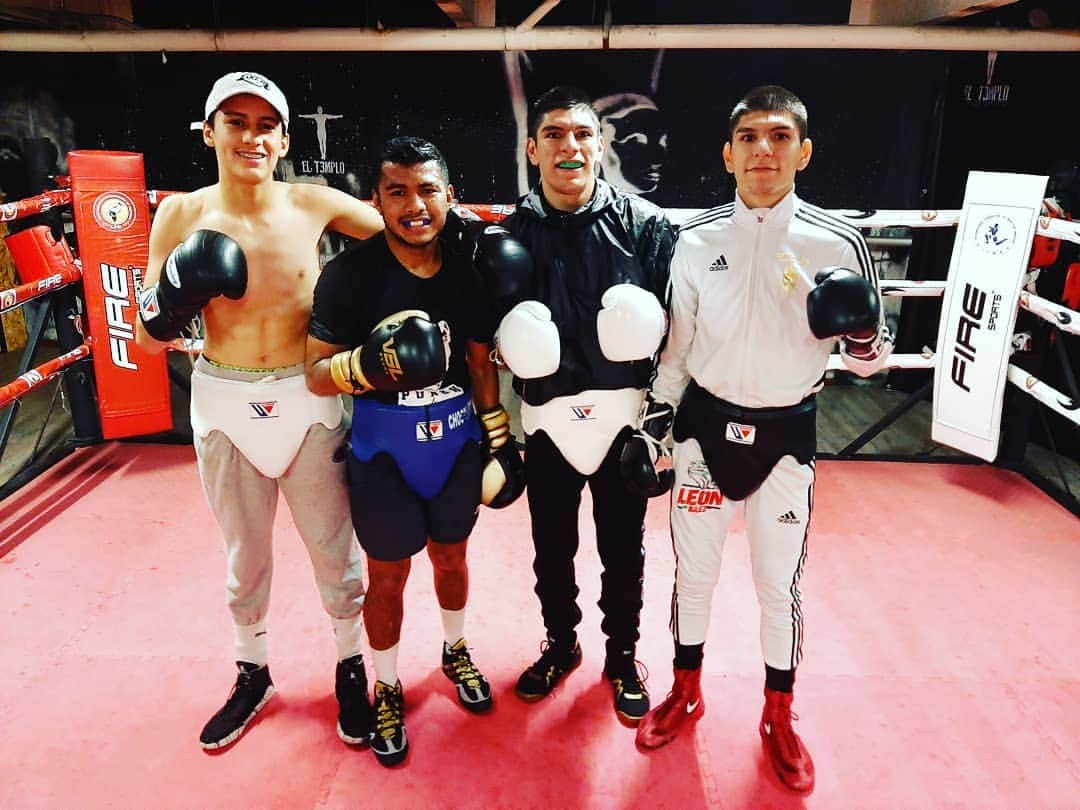 ローマン・ゴンサレスのインスタグラム：「Gracias a mi Dios Misericordioso y Omnipotente por permitirme ayuda a mis hermanos Leo y Lalo para su combate el 16 de Oct y ellos ayudarme para mi defensa el 23 de Oct. Hoy fueron 12 asaltos increibles de la mano de Dios. Gracias a mi equipo y nuesrtro Kru @mausutaimuaythai y el @elt3mplo Nos sentimos preparados y bendecidos. #teamchocolatito #teambaez #teamsc #teiken #wba #wbc #matchroomboxing #dazn #guanteo #sparring #boxeo #box #mexico #elt3mplo #cristoteama #sutai #NoMeSeRajar」