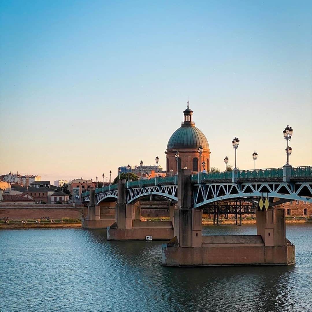 エールフランスのインスタグラム：「Bonjour Toulouse 🌹 Good Morning Toulouse.   moment capturé par 📸 @pierre_muller   #AirFrance #wanderlust #travel #France #views #toulouse #travelspic #AirFranceProtect」