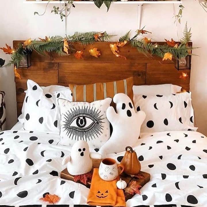 Crazy Roomsさんのインスタグラム写真 - (Crazy RoomsInstagram)「Tag your 👻boo 👻  Please DM for credit!!  . . . . #cutestrooms #crazyroomss #fall #fallvibes #roominspo #halloween #falldecor #spookyszn」10月13日 5時30分 - crazyroomss
