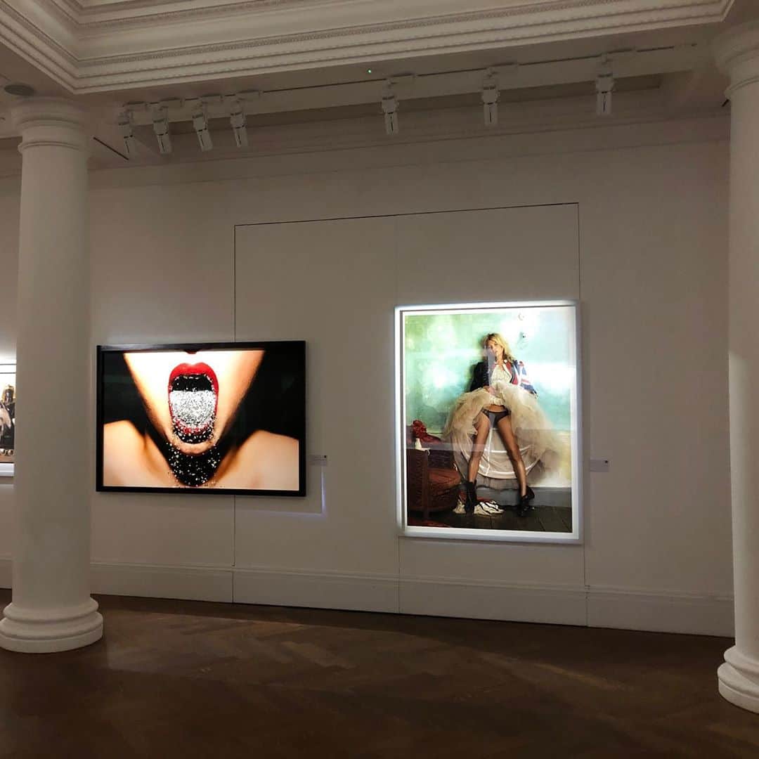 タイラー・シールズのインスタグラム：「Could not be more excited to be on the iconic walls of Sotheby’s with my image Glitter Mouth hanging next to @katemossagency taken by Testino, Kate Moss the greatest of all time. The sale is happening over the next 2 days live in London will be sad to see my personal copy of Glitter Mouth go forever but I am sure it will find a great home!」
