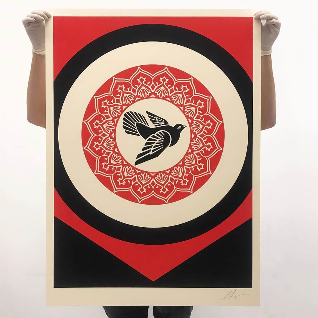 Shepard Faireyのインスタグラム：「I was honored when Simon Butler from @migrateart approached me about his “Scorched Earth” project, organized in response to the widespread deliberate destruction of crop fields in Iraq. These destructive fires have been attributed to organized militia groups who are using them as an intimidation tactic – most likely ISIS. Simon collected ashes from these burnt crop fields, turned the ashes into paint, and were then handed off to all of us participating artists to create works for the "Scorched Earth" exhibition and auction. Keep swiping to see the progress behind the works!⁠⠀ ⁠⠀ I’m very pleased to support Migrate Art because I believe in the mission to support refugees and those made vulnerable by war and unrest. My ‘Rise From the Ashes’ dove screen print incorporates ash from the burnt crop fields in Iraq into black ink. I love the dove as a symbol of peace, but in these prints the doves are not white, but black and red, relating more to the concept of a phoenix rising from the flames of destruction. Art can encourage compassion, lift the spirit, and heal through material benefit to a worthy cause, all of which I hope these prints can help to foster.⁠⠀ ⁠⠀ All proceeds from the auction will be shared between Migrate Art and their three charity partners: RefuAid, Refugee Community Kitchen and The Lotus Flower – organizations that support those affected by the global refugee crisis. Visit the link in bio to support the auction now!⁠⠀ -Shepard」