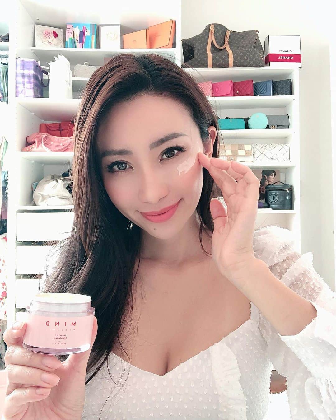 春名愛海のインスタグラム：「Now summer has ended it’s time to take care of that sun damage on my skin... Who else make a same mistake every summer? I know the sun damage is not good for the skin but I love being under the sun and tanning ❤︎ . . . #MindNaturals #ad #mindambassador #skincare #skin #sundamage #fall #summer #美容　#スキンケア　#skincare #skincream #moisturizer #moisturize #goodbyesummer #asianmodel #asian #バイリンガル　#海外生活」