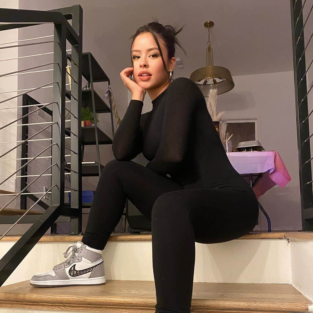 シエラ・ラミレスのインスタグラム：「when they tell you to “be the bigger person” but you’re only 5’1....」
