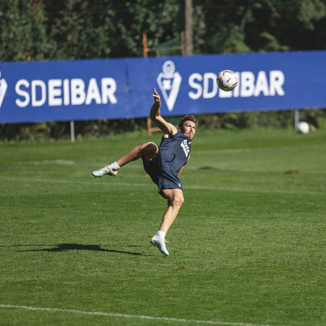 セルジ・エンリクさんのインスタグラム写真 - (セルジ・エンリクInstagram)「B A C K —> ⚽️  Vamos @sdeibar ♥️🤜🏽🤛🏽」10月13日 5時45分 - enrichsergi