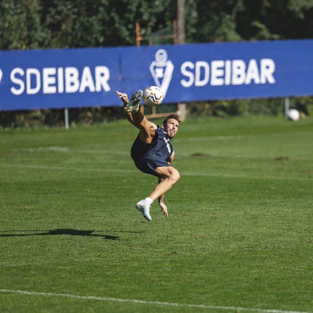 セルジ・エンリクさんのインスタグラム写真 - (セルジ・エンリクInstagram)「B A C K —> ⚽️  Vamos @sdeibar ♥️🤜🏽🤛🏽」10月13日 5時45分 - enrichsergi