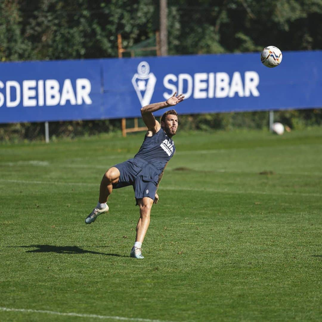 セルジ・エンリクのインスタグラム：「B A C K —> ⚽️  Vamos @sdeibar ♥️🤜🏽🤛🏽」