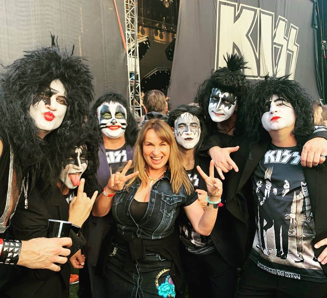 KISSさんのインスタグラム写真 - (KISSInstagram)「#KISSARMYROCKS! Thanks to Petra Nedelcu for sharing this great photo from just before the #Munich #Germany show last year. #EndOfTheRoad World Tour」10月13日 5時48分 - kissonline