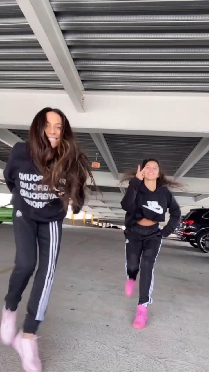 のインスタグラム：「Do ya thing like it ain’t nothin’ to it 🎶⁣ ⁣ So much fun dancing w @maylovespink! I first became a fan of May’s dancing & energy on tik tok, then a few months later we connected on IG & now we’re friends that dance together. 👯‍♀️💖⁣🙃 ⁣ #50cent #discoinfernoremix #dancechallenge #keepinitreel #reelsvideo」
