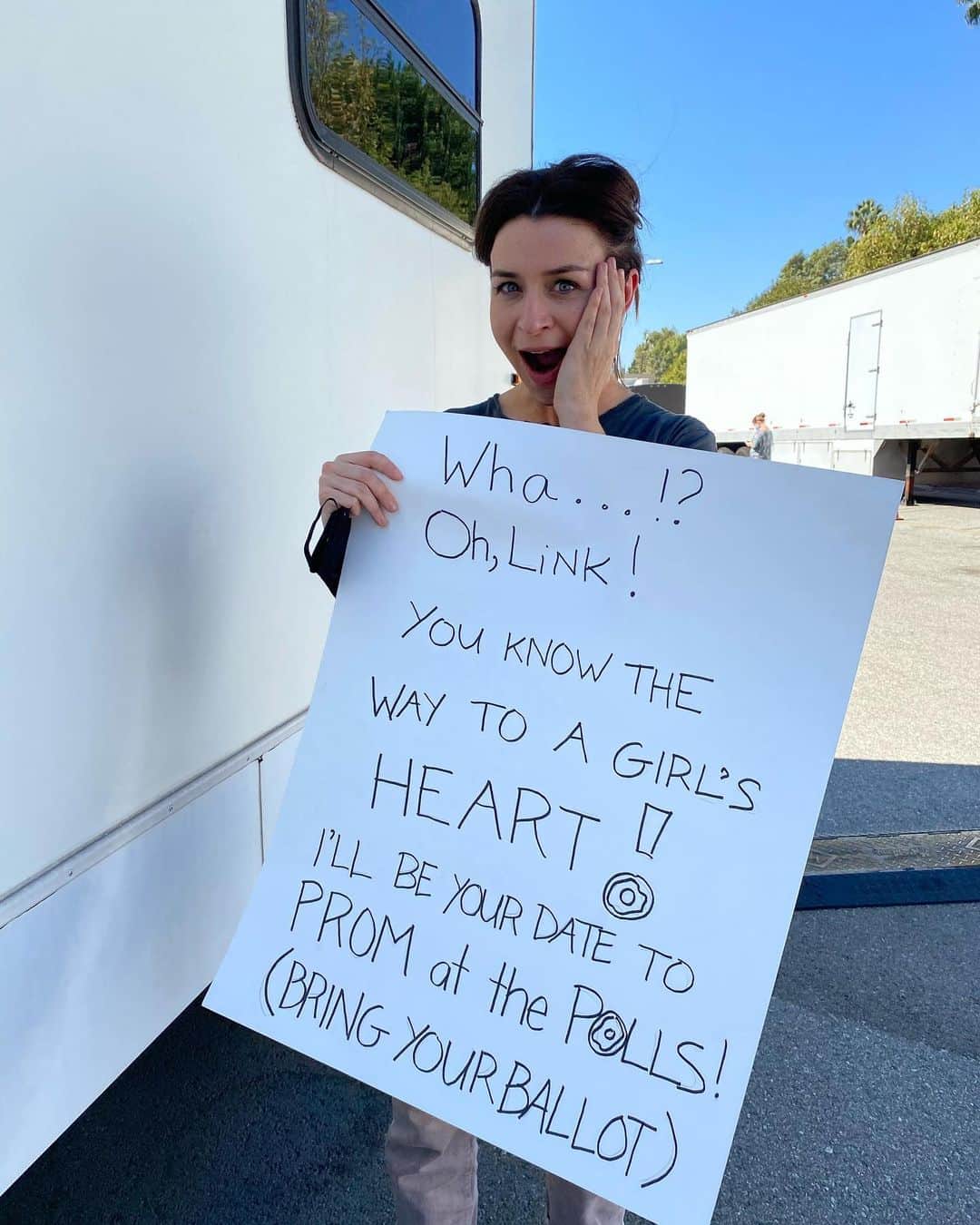 カテリーナ・スコーソンのインスタグラム：「I can’t believe he ASKED me!!! Are you going to Prom at the Polls? See you there. ✉️❤️👑@promatthepolls #promatthepolls」